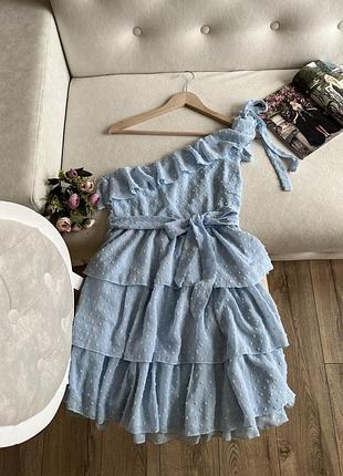 Блакитна асиметрична сукня з рюшами