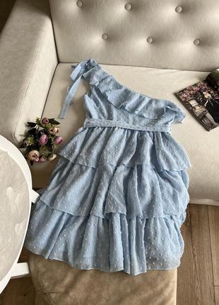 Голубое асимметричное платье с рюшами8 фото