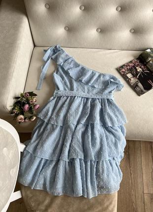 Блакитна асиметрична сукня з рюшами