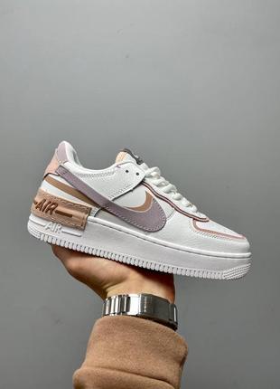 Стильные женские кроссовки nike air force 1 shadow amethyst белые с цветными вставками6 фото