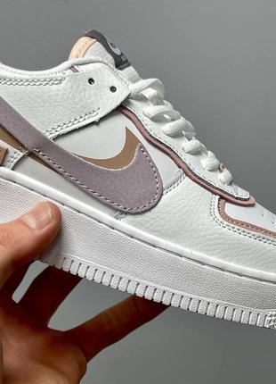 Стильные женские кроссовки nike air force 1 shadow amethyst белые с цветными вставками4 фото