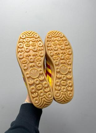 Стильные женские велюровые кеды adidas x gucci gazelle yellow5 фото