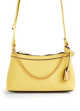 Желтая стильная сумочка с цепью