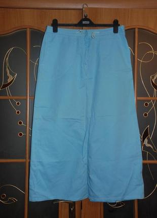 Фирменна блакитна спідниця