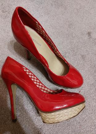 Червоні туфлі на каблуку від graceland