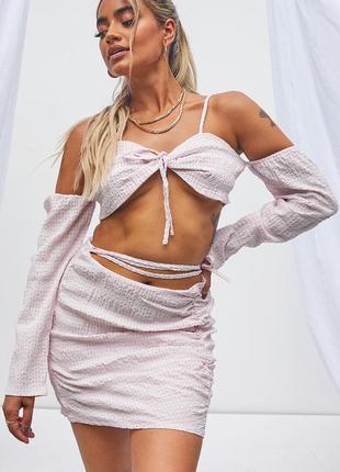 Мини-юбка из фактурного материала и необычным дизайном спереди на талии