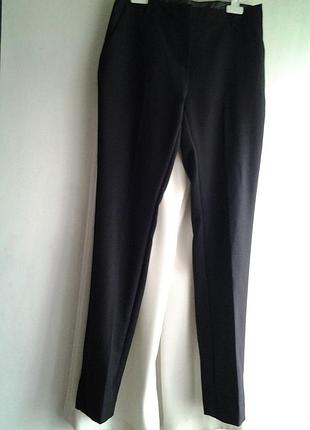 Завужені донизу штани з бічними кишенями