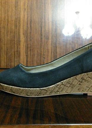 Легкі туфельки на танкетці