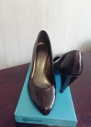 Туфлі човники.