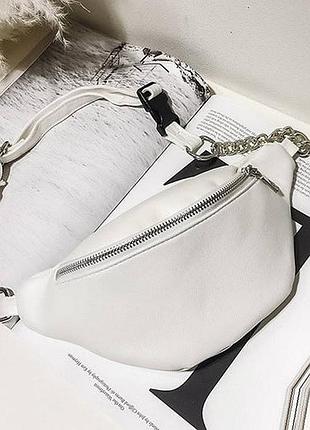 Жіноча бананка месенджер на груди білий