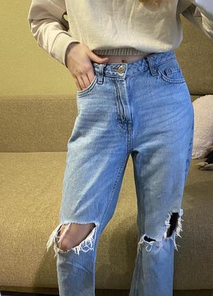 Рваные джинсы мом от denim co4 фото