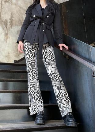 Брюки клеш в принт зебра