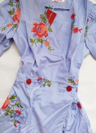 Платье миди в полоску с вышивкой бело-голубое с воланами2 фото