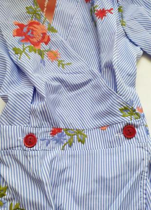 Платье миди в полоску с вышивкой бело-голубое с воланами4 фото