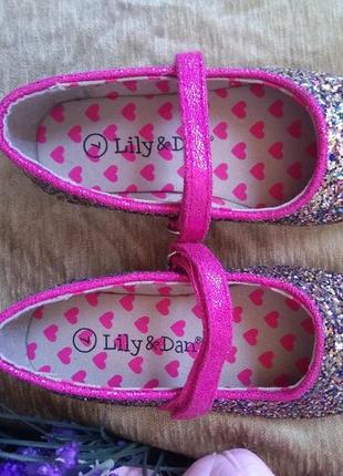 Ошатні блискучі туфельки в пайєтку для маленької принцеси/святкові дитячі туфлі3 фото