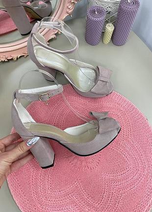 Бежеві босоніжки з натуральної замші на зручному каблуку