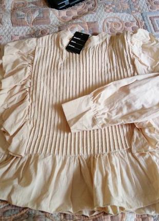 Стильна сорочка блуза з рюшами нюдового кольору