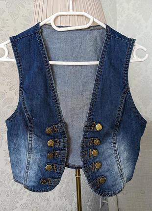 Джинсовая жилетка размер м.