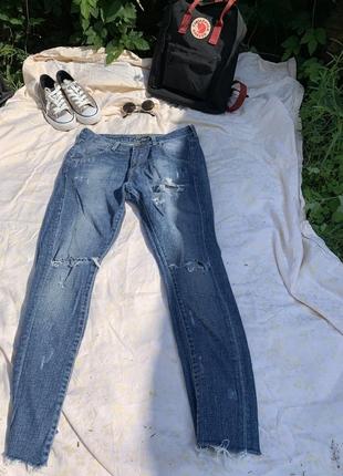 Трендовые рваные зауженые джинсы1 фото