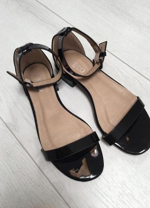 Босоніжки лакові