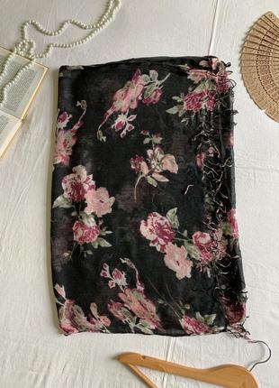 Красивий широкий м'який шарф в квiтах з вiскози