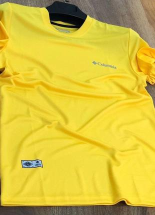 Чоловіча футболка columbia в жовтому кольорі, стильна чоловіча футболка на кожен день
