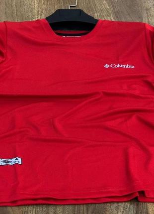 Чоловіча футболка columbia в червоному кольорі, стильна чоловіча футболка на кожен день
