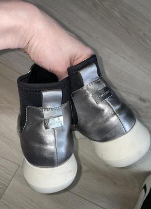 Серебристые кожаные ботинки calvin klein3 фото