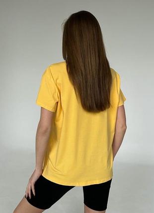 Желтая футболка оверсайз с нашивкой3 фото