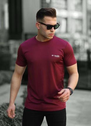 Чоловіча футболка columbia в бордовому кольорі, стильна чоловіча футболка на кожен день