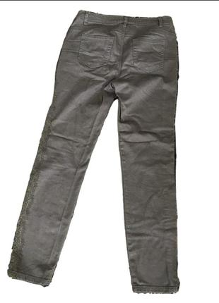 Стильные джинсовые штаны с кружевом цвет хаки3 фото