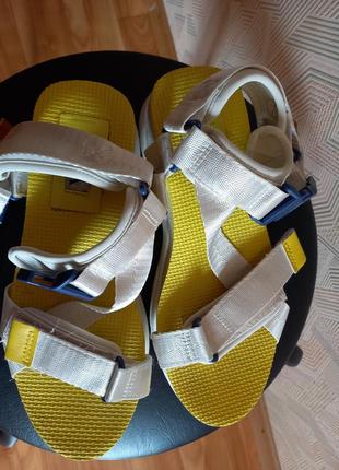 Продам босоніжки zara