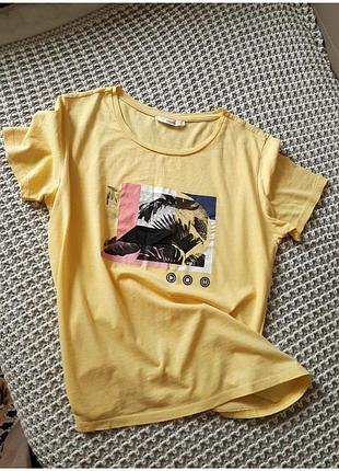 Желтая футболка с принтом яркая