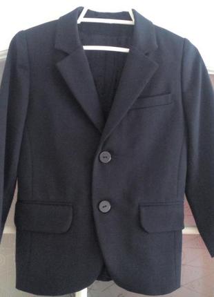 Школьный темно-синий пиджак на 6-7 лет.