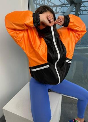 Бомбер в ретро стиле на молнии молнии молнии застежки плащевка базовая стильная трендовая курточка черная белая синяя желтая розовая оранжевая3 фото