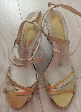 Босоножки на каблуке 40 разм кожа