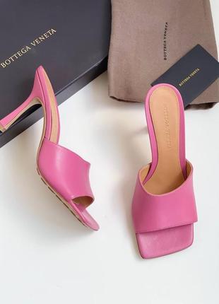 Босоніжки на підборах шкіряні рожеві в стилі bottega veneta