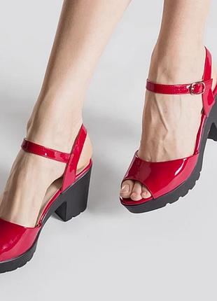 Червоні босоніжки зручний каблук