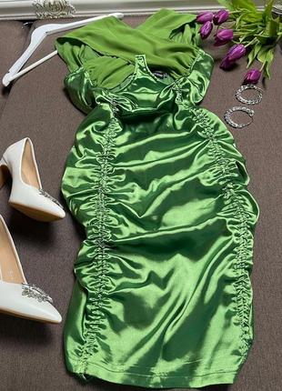 Платье с пикантным декольте2 фото
