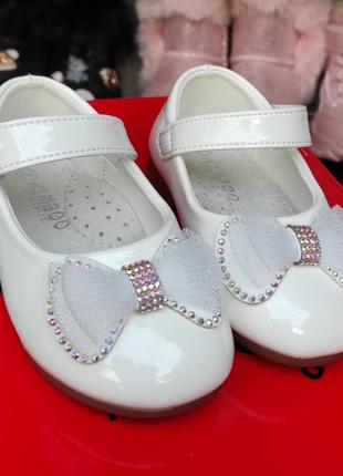 Туфли белые лаковые для девочки праздничные с бантиком 17,18,19,20,214 фото