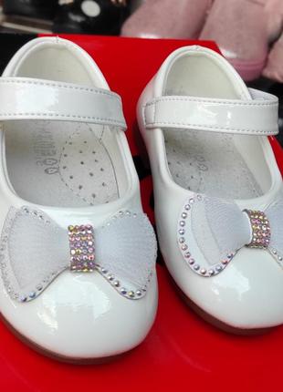Туфли белые лаковые для девочки праздничные с бантиком 17,18,19,20,217 фото