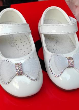 Туфли белые лаковые для девочки праздничные с бантиком 17,18,19,20,219 фото