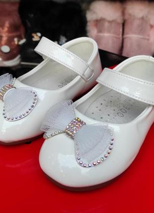Туфли белые лаковые для девочки праздничные с бантиком 17,18,19,20,211 фото