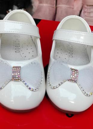 Туфли белые лаковые для девочки праздничные с бантиком 17,18,19,20,215 фото