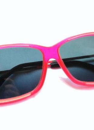 Актуальные винтажные солнцезащитные очки в красной оправе5 фото