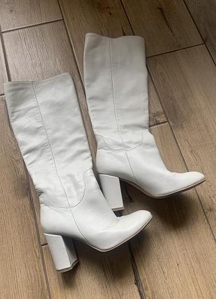 Чоботи білі