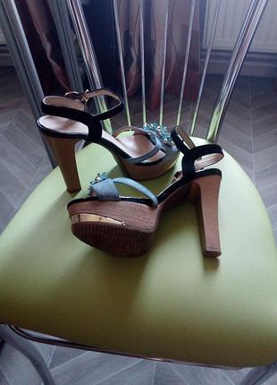 Чарівні босоніжки на платформі