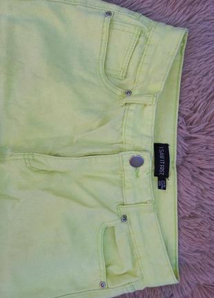 Яркие джинсы с разрезами на штанине4 фото