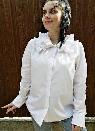 Красива біла сорочка з дивовижний комірцем