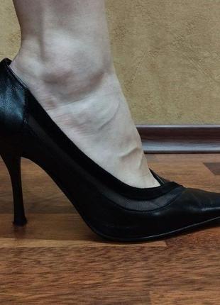 Черные элегантные туфли на шпильке4 фото